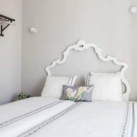 Alfama Sophisticate Flat With Balconies 2bedrs 2baths & Ac In 19th Century Building Historic Center Lisboa