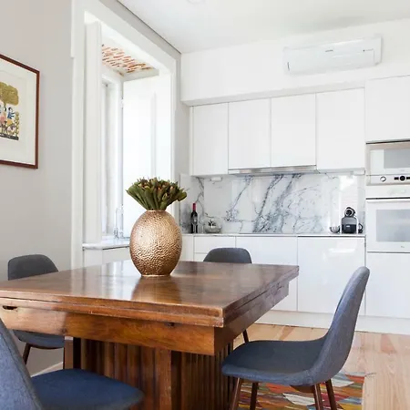 Appartement Alfama Sophisticate Flat With Balconies 2bedrs 2baths & Ac In 19th Century Building Historic Center Lisboa
