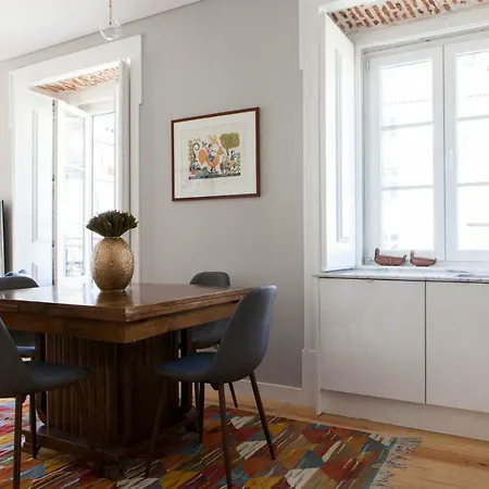 Alfama Sophisticate Flat With Balconies 2bedrs 2baths & Ac In 19th Century Building Historic Center Lejlighed *