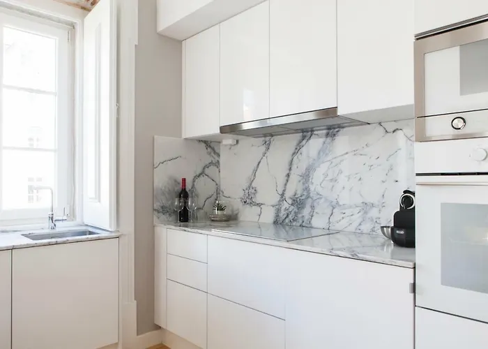 Alfama Sophisticate Flat With Balconies 2bedrs 2baths & Ac In 19th Century Building Historic Center Lissabon