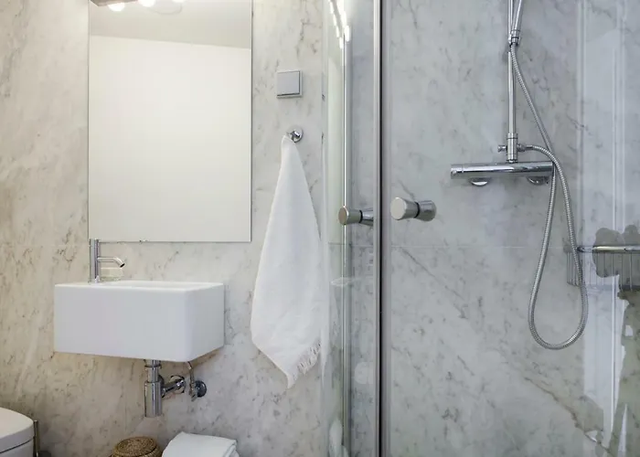 Alfama Sophisticate Flat With Balconies 2bedrs 2baths & Ac In 19th Century Building Historic Center Lissabon